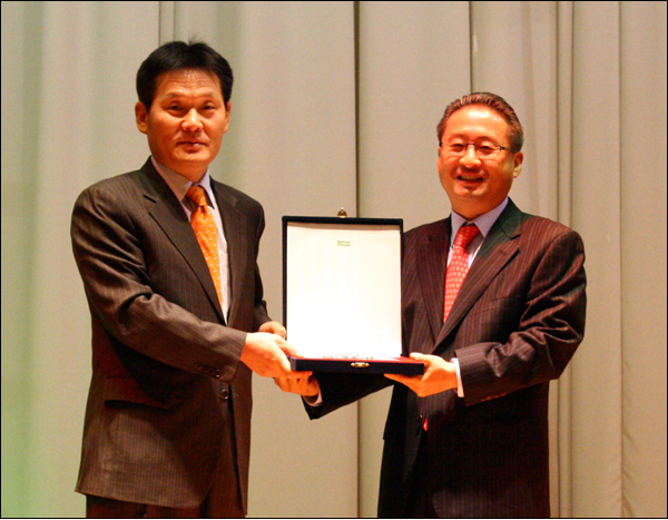 2008년 12월 23일 비바스포츠 권오성대표 감사패 수여 (2008.12)